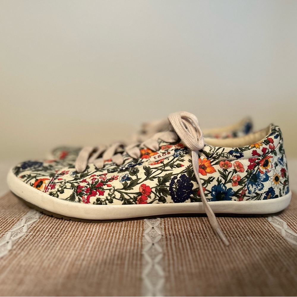 Taos Star Canvas Sneaker, Floral Pattern, Size US 11 (EU 42). New Condition.